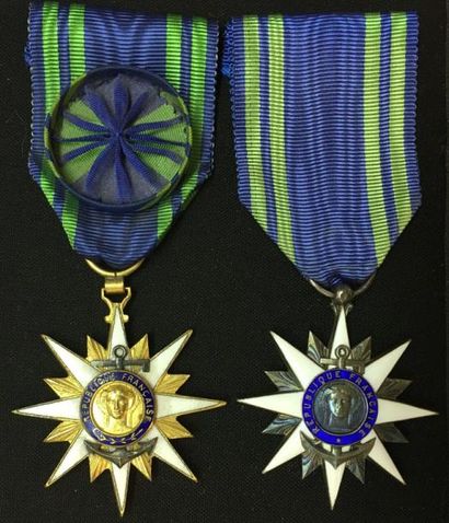 null Ordre du Mérite maritime, lot de deux: une étoile d'officier en bronze doré...