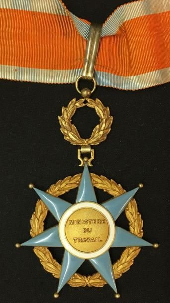 null Ordre du Mérite social, fondé en 1936, bijou de commandeur en vermeil et émail,...