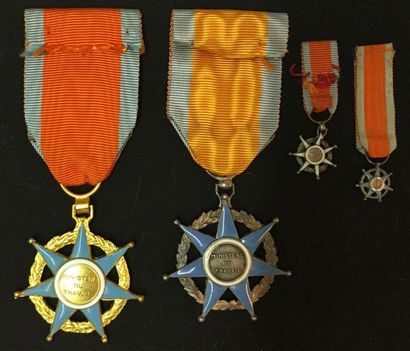 null Ordre du Mérite social, lot de quatre: une étoile d'officier en bronze doré...