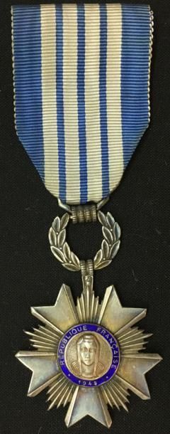 null Ordre du Mérite artisanal, une étoile de chevalier en métal argenté et émail,...