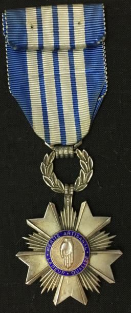 null Ordre du Mérite artisanal, une étoile de chevalier en métal argenté et émail,...