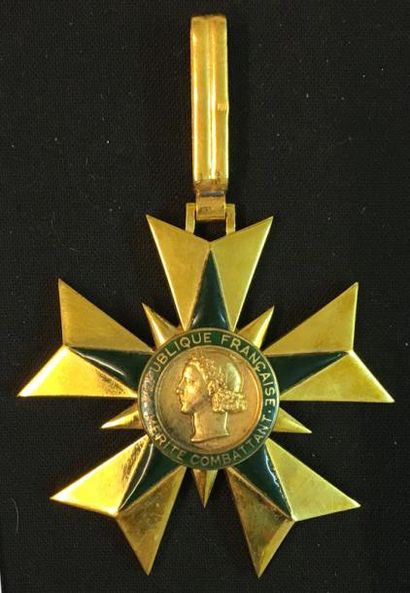 null Ordre du Mérite combattant, fondé en 1953, bijou de commandeur en bronze doré...