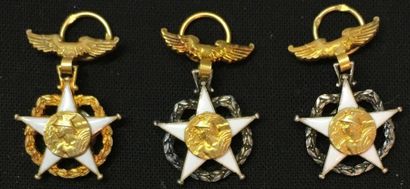 null Ordre du Mérite postal, lot de trois miniatures: une d'officier en vermeil et...