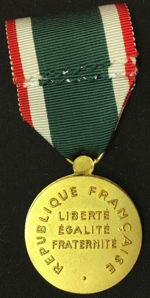 null Ordre du Mérite du Travail, fondé en 1957, insigne d'officier en bronze doré...