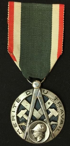 null Ordre du Mérite du Travail, insigne de chevalier en bronze argenté et émail,...