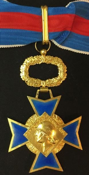 null Ordre du Mérite militaire, fondé en 1957, bijou de commandeur signé Delannoy...