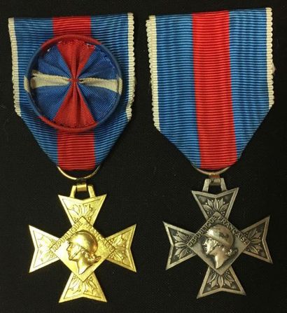 null Ordre du Mérite militaire, lot de deux: une croix d'officier en vermeil, ruban...