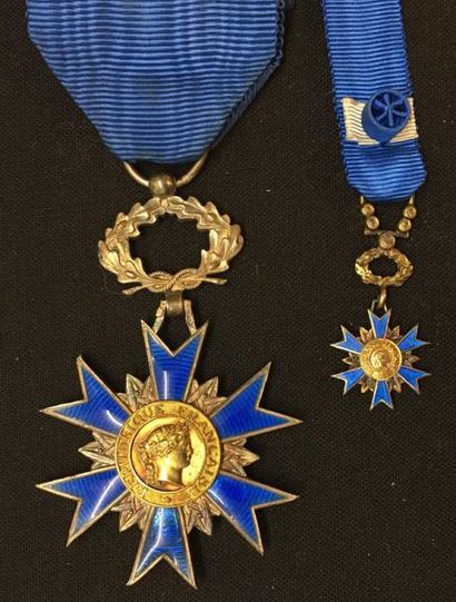 null Ordre national du Mérite, étoile de chevalier, en argent et émail, les centres...
