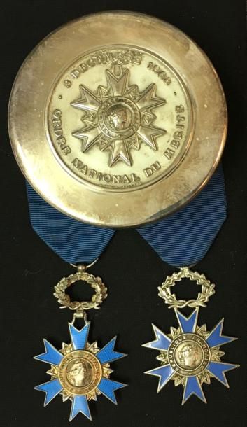 null Ordre national du Mérite, lot de deux étoiles de chevalier: un modèle de luxe...