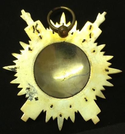 null * Sénat, insigne d'écharpe créé en 1876, en bronze doré, reprenant la composition...