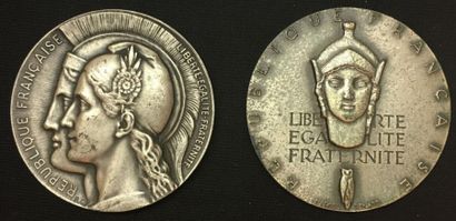 null * Conseil de la République, 1948, Sénat, 1968, groupe de deux médailles d'identité...