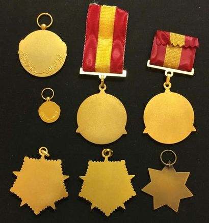 IRAK Lot de sept médailles: une médaille de l'écrasement de la rébellion du Nord,...