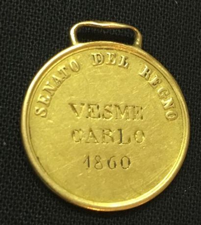 ITALIE * Médaille du Sénat du Royaume en or au profil à gauche du roi Victor Emmanuel...