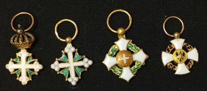 ITALIE Lot de quatre miniatures en or et émail: deux croix de l'ordre des Saints...