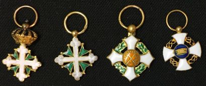 ITALIE Lot de quatre miniatures en or et émail: deux croix de l'ordre des Saints...