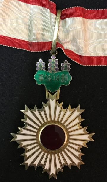 JAPON Ordre du Soleil Levant, fondé en 1875, bijou de 3e classe (commandeur) en vermeil...