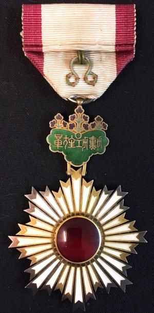 JAPON Ordre du Soleil Levant, bijou de 5e classe (chevalier) en argent, vermeil et...