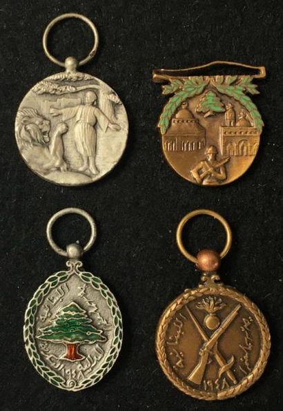 LIBAN Lot de quatre miniatures: une médaille d'argent de l'ordre du Mérite Libanais...