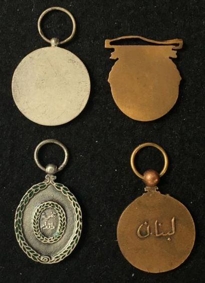 LIBAN Lot de quatre miniatures: une médaille d'argent de l'ordre du Mérite Libanais...