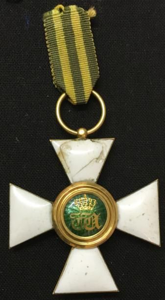 LUXEMBOURG Ordre de la Couronne de Chêne, croix de chevalier en or et émail (cheveux...