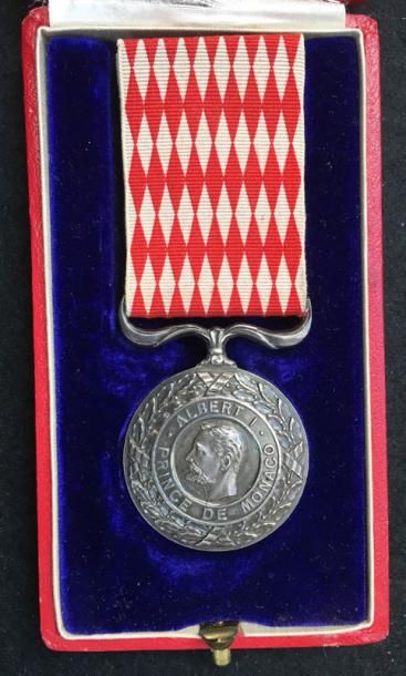 MONACO Médaille d'honneur, créée en 1894, premier type en argent au profil du Prince...
