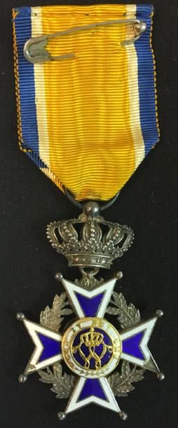 PAYS-BAS Ordre d'Orange-Nassau, croix de chevalier en argent et émail, le centre...