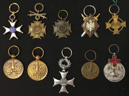 POLOGNE Lot de dix miniatures: une croix de l'ordre Polonia Restituta en vermeil...