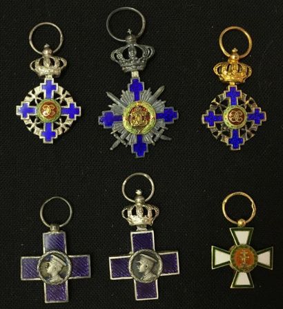 Roumanie, Hongrie Lot de cinq miniatures:
Roumanie, trois croix de l'ordre de l'Étoile,...
