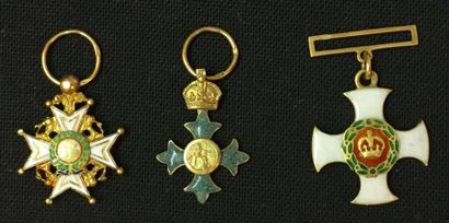 ROYAUME-UNI Lot de trois miniatures en or et émail: une croix de l'ordre du Bain...