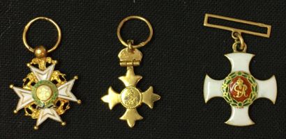 ROYAUME-UNI Lot de trois miniatures en or et émail: une croix de l'ordre du Bain...