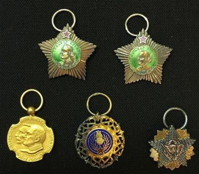Russie (URSS), Yougoslavie Lot de cinq miniatures: URSS, deux étoiles de l'ordre...
