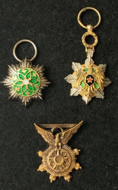 SYRIE Lot de trois miniatures: une étoile de l'ordre des Ommeyades en argent et émail,...