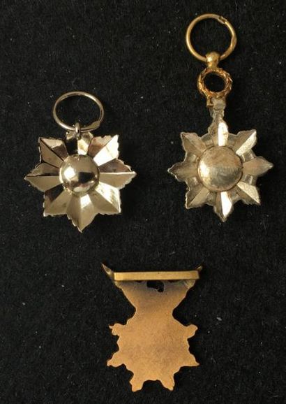 SYRIE Lot de trois miniatures: une étoile de l'ordre des Ommeyades en argent et émail,...