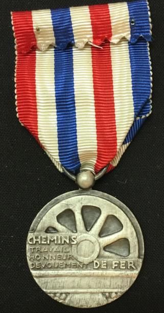 TOGO * Médaille d'honneur des chemins de fer pour le Togo, créée en 1937, en bronze...