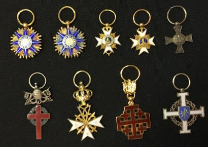 VATICAN Lot de neuf miniatures: deux étoiles de l'ordre de Pie IX en vermeil et émail;...