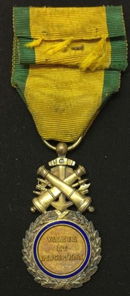 null * Médaille militaire, modèle dit «de Versailles», frappe en argent, vermeil...