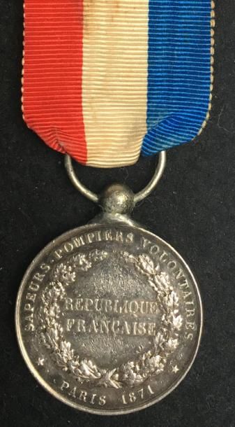 null * Médaille d'honneur des sapeurs-pompiers volontaires, en argent, attribution...