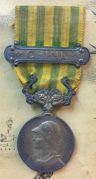 null * Médaille de Chine, 1900-1901, par Georges
Lemaire en argent, ruban avec agrafe...