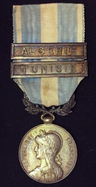 null Médaille coloniale du modèle à l'épaule haute en maillechort, ruban avec deux...