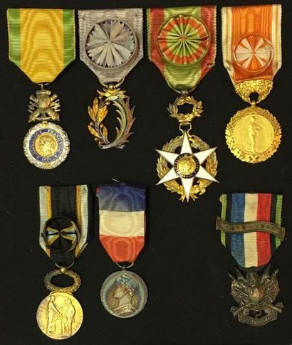 null Lot de sept décorations en taille ordonnance: une Médaille militaire IIIe République,...