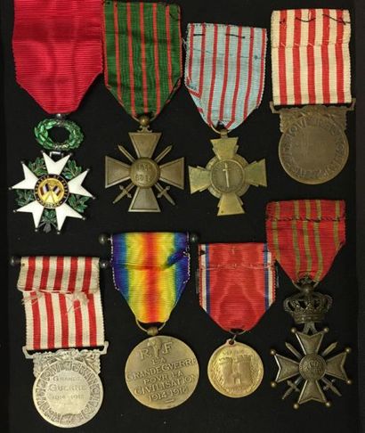 null Première Guerre mondiale - Lot de huit décorations en taille ordonnance avec...