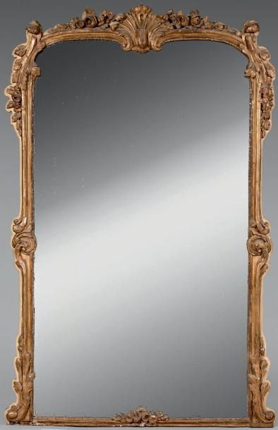 null Miroir de cheminée dans un encadrement en bois doré sculpté de fleurs et feuillages.
XVIIIe...