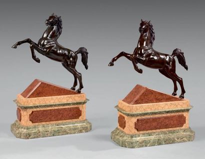 null Deux grandes statuettes de chevaux cabrés en bronze patiné sur des socles en...