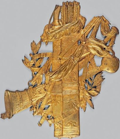 null Trophée d'armes d'applique en bronze doré, orné d'une épée, d'un carquois, d'une...