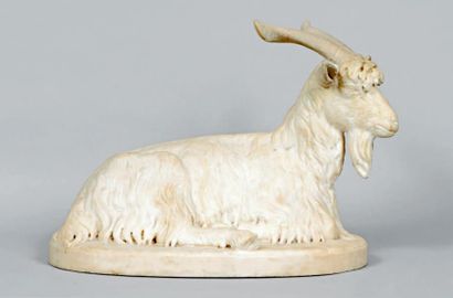 null Grande statuette en marbre blanc représentant une chèvre couchée. Base ovale.
Probablement...
