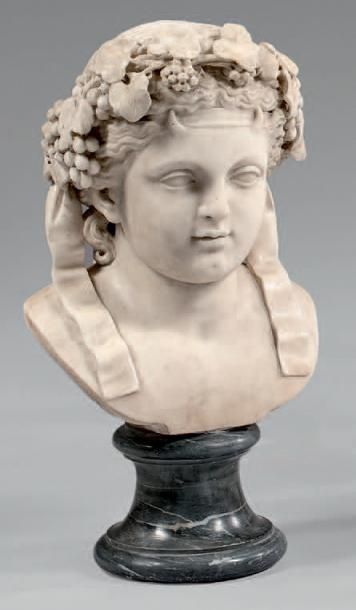 null Petit buste de Bacchus enfant en marbre blanc, une couronne de raisins et un...