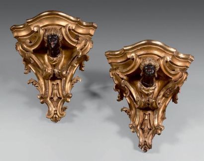 null Paire de petites consoles d'angle en bois sculpté doré à décor de volutes, feuillages...