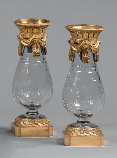 null Paire de vases ovoïdes sur piédouche en cristal gravé à monture en bronze doré...