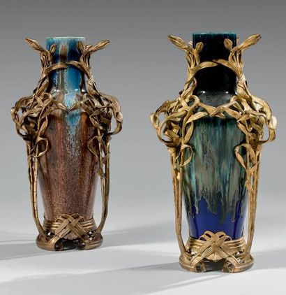 null Paire de vases balustres en porcelaine à glacis bleu et brun. Monture en bronze...