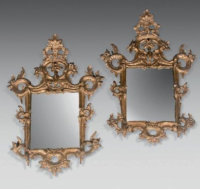 null Paire de miroirs à fronton dans des encadrements en bois redoré sculpté de volutes,...
